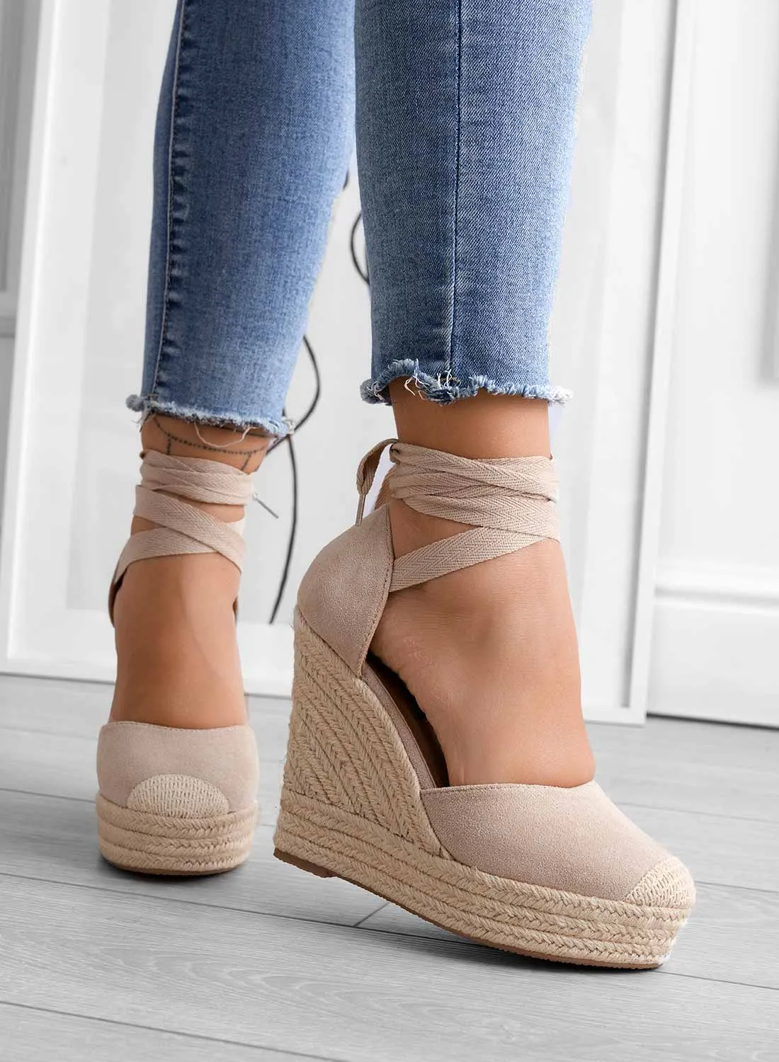 AMBRA - Beige espadrilles with rope and lace wedge