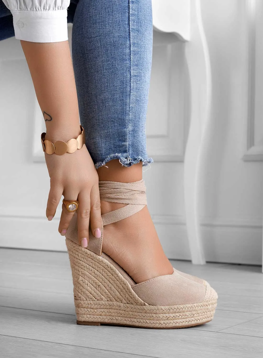 AMBRA - Beige espadrilles with rope and lace wedge