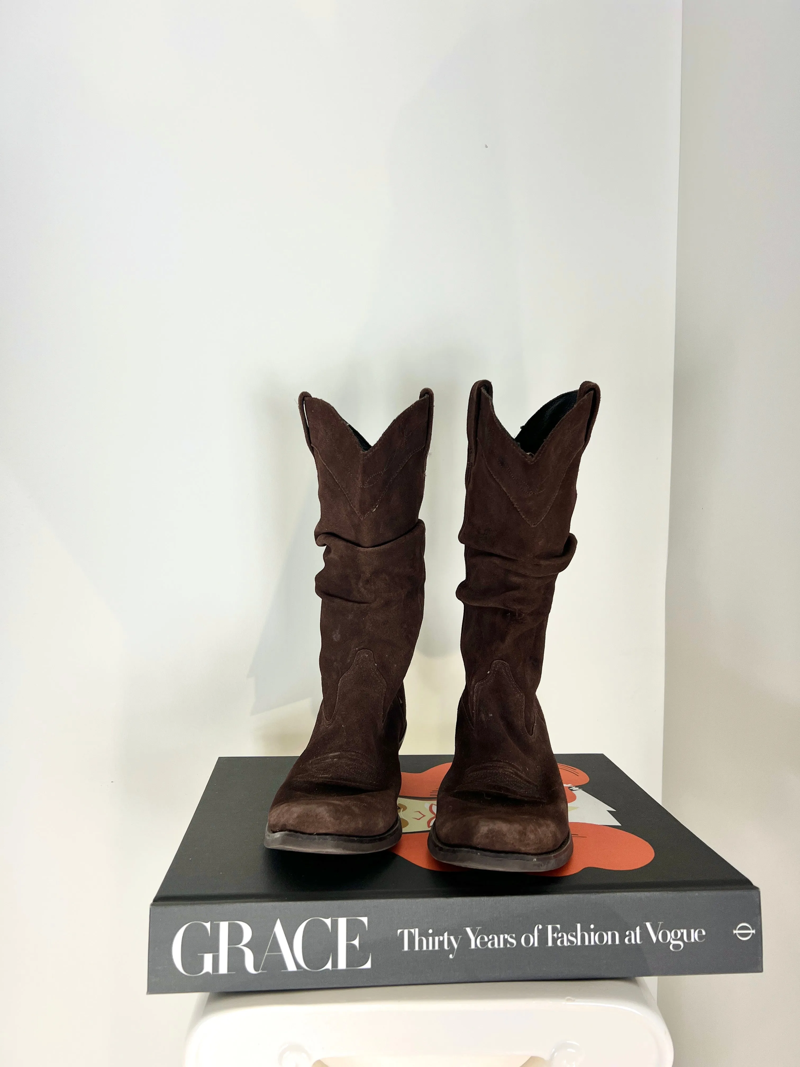 VINTAGE CHOCOLATE BROWN SUEDE ARIAT COWBOY BOOTS - SIZE 6